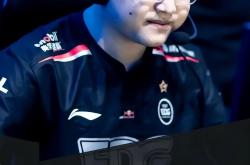 Uzi回归赛场，突破纪录首场状态亮眼，TES观众沸腾！的简单介绍