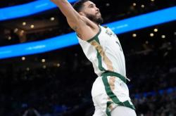 关于塔图姆连续十场比赛得分超过高光表现，勇士挑战极限！的信息