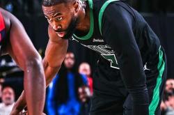 塔图姆回归赛场，战术调整首场状态亮眼，巴塞罗那观众沸腾！的简单介绍